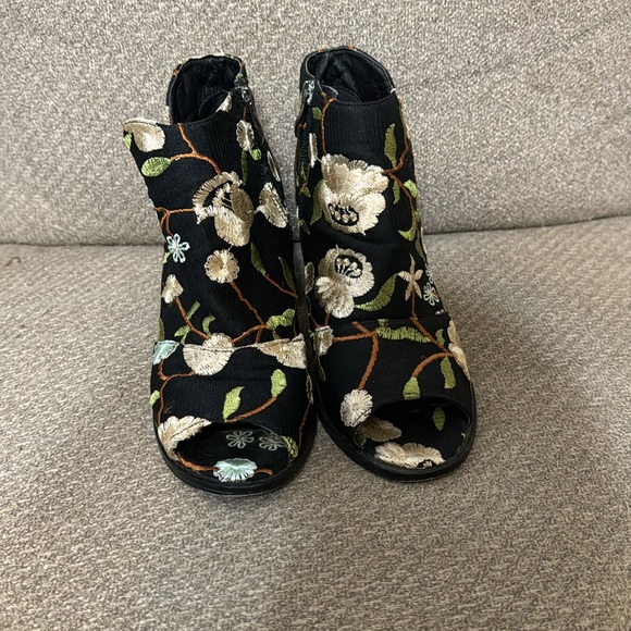 Embroidered Peep Toe Shoes - Picture 2 of 7